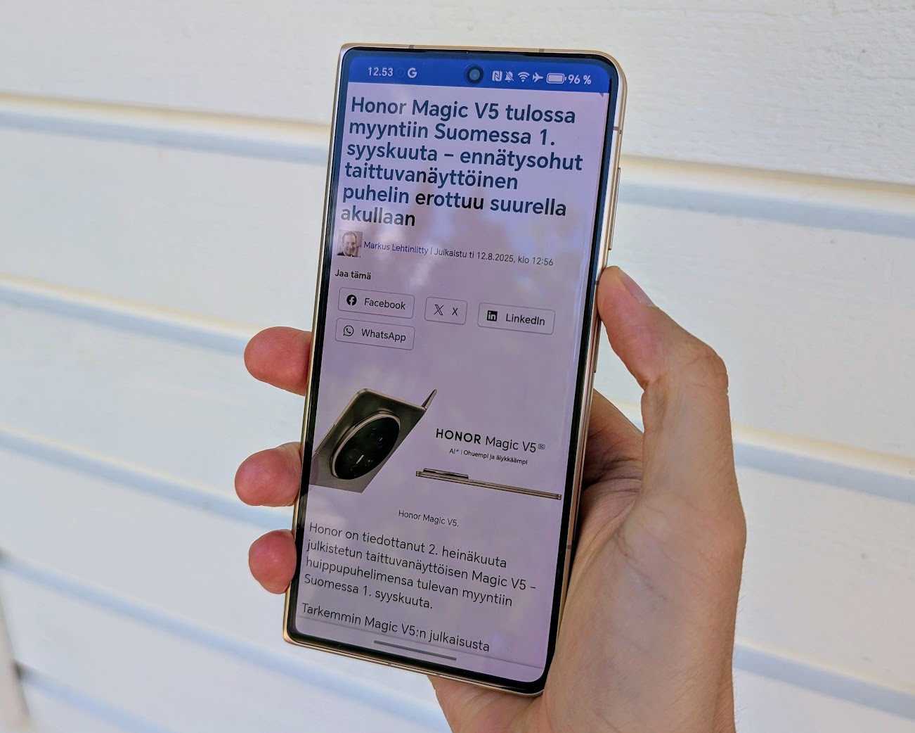 Erittäin ohut Honor Magic V5 tuntuu suljettuna kädessä aivan tavalliselta älypuhelimelta.