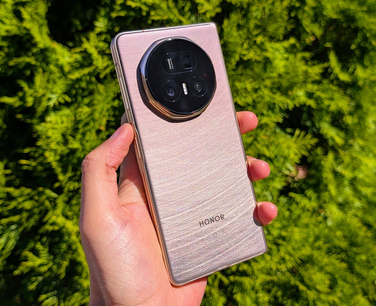 Honor Magic V5:ssä on kolme takakameraa ja oma etukameransa kummallekin näytölle.