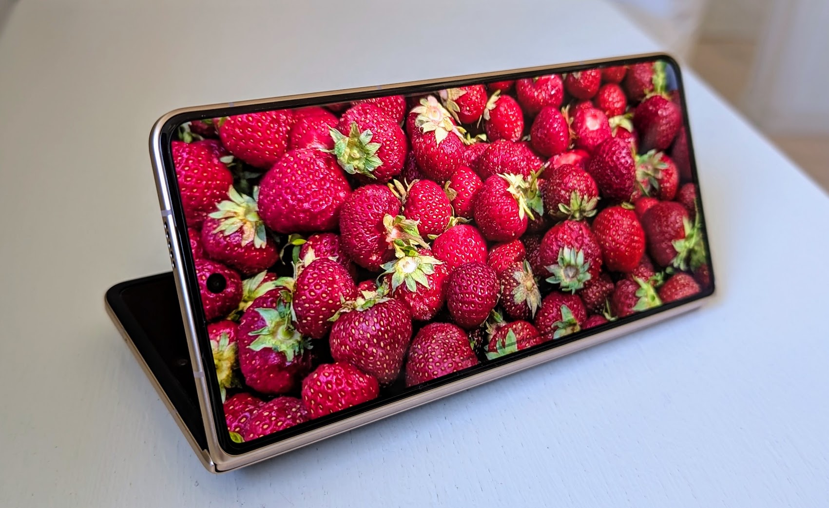 Kansinäytön voi avata haluamaansa kulmaan vaikkapa elokuvien katselua varten.