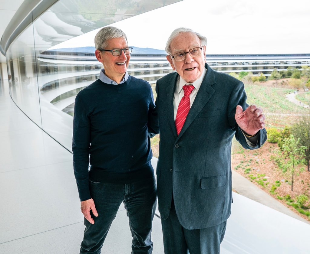 Applen toimitusjohtaja Tim Cook sekä Berkshire Hathawayn hallituksen puheenjohtaja ja toimitusjohtaja Warren Buffett.