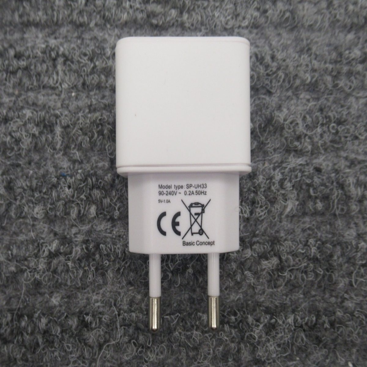 Vaaralliseksi osoittautunut Redcube SP-UH33 -laturi. Kuva: Tukes.