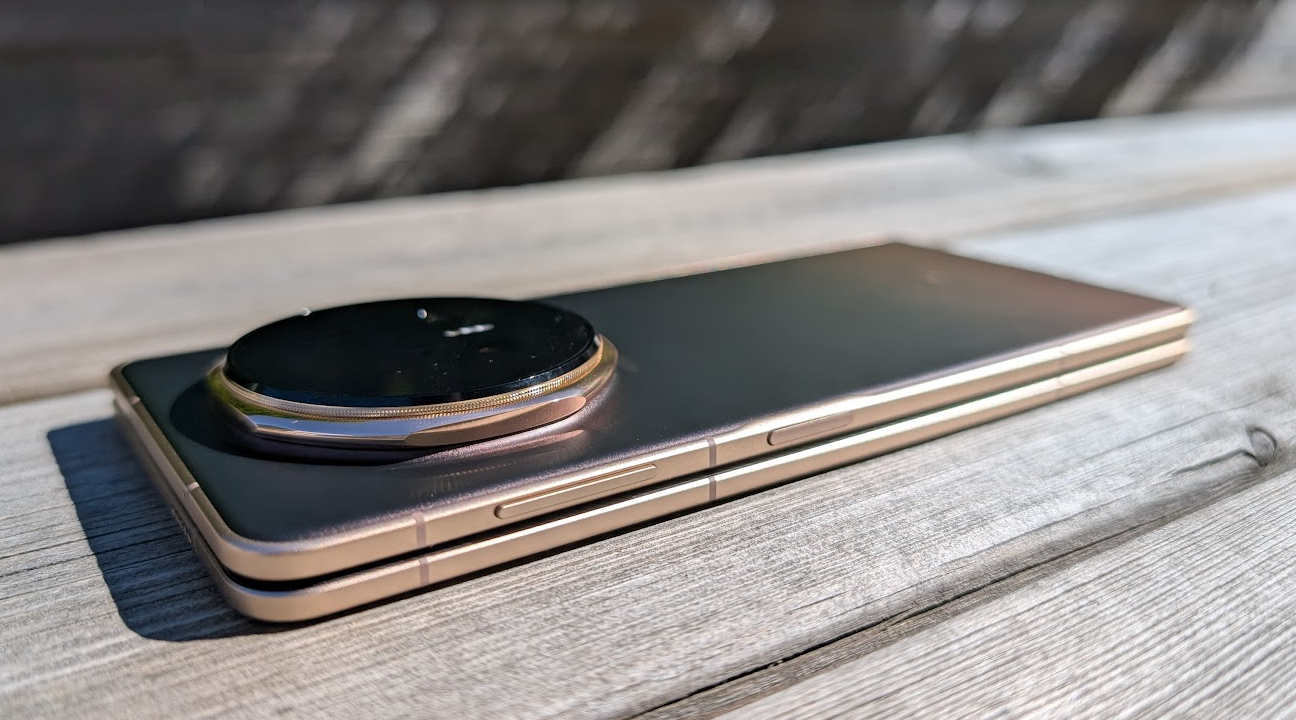 Kamerakohouma nousee selvästi takakuoresta. Virtapainikkeessa on todella sulava sormenjälkilukija, ja kasvojentunnistuskin toimii hienosti.