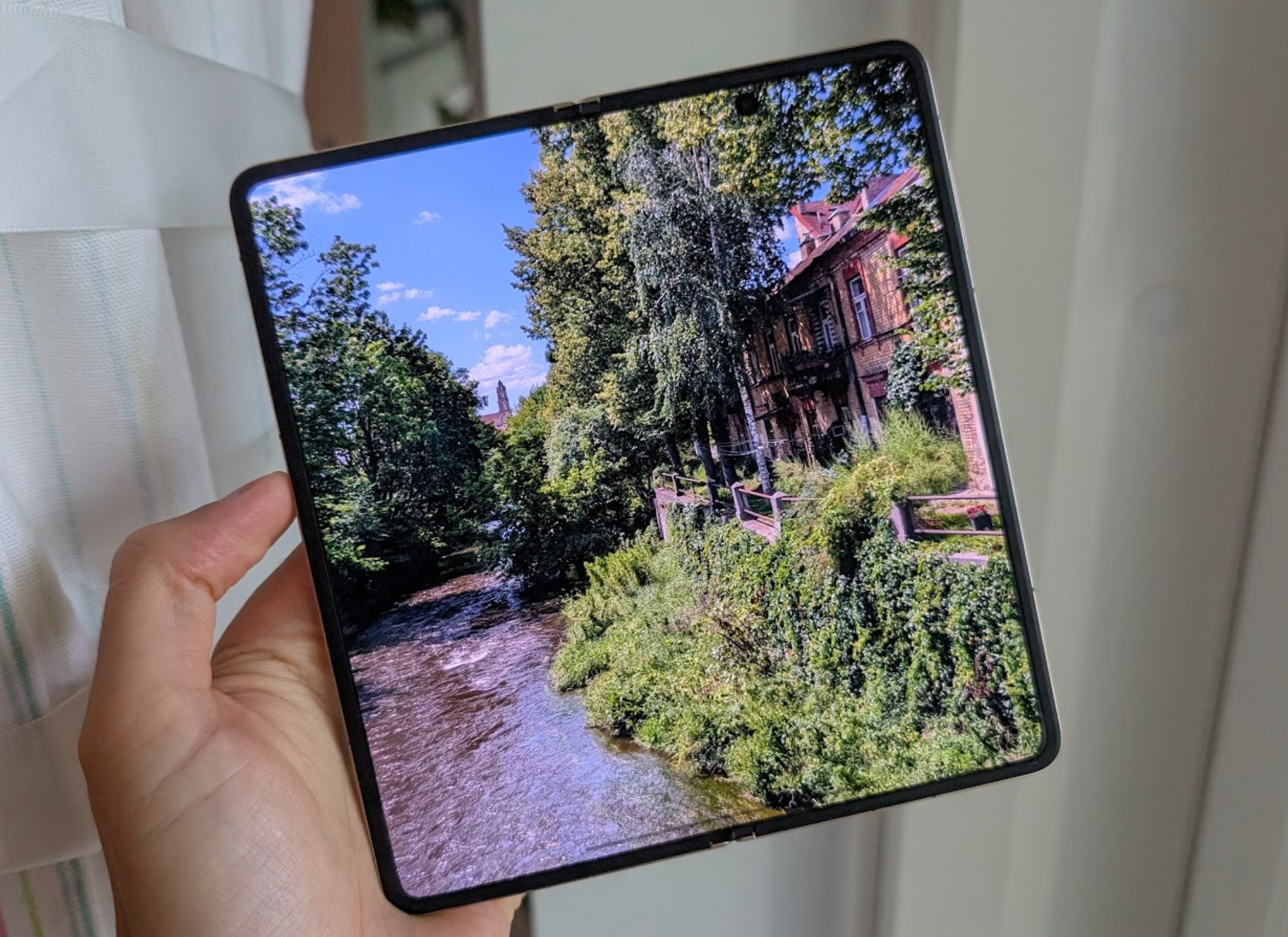 Päänäytöllä on ilo katsella kuvia ja videoita. Kirkkautta ja tarkkuutta riittää.