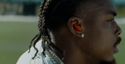 Tulevat Powerbeats Fit -kuulokkeet vilahtivat jo videolla.