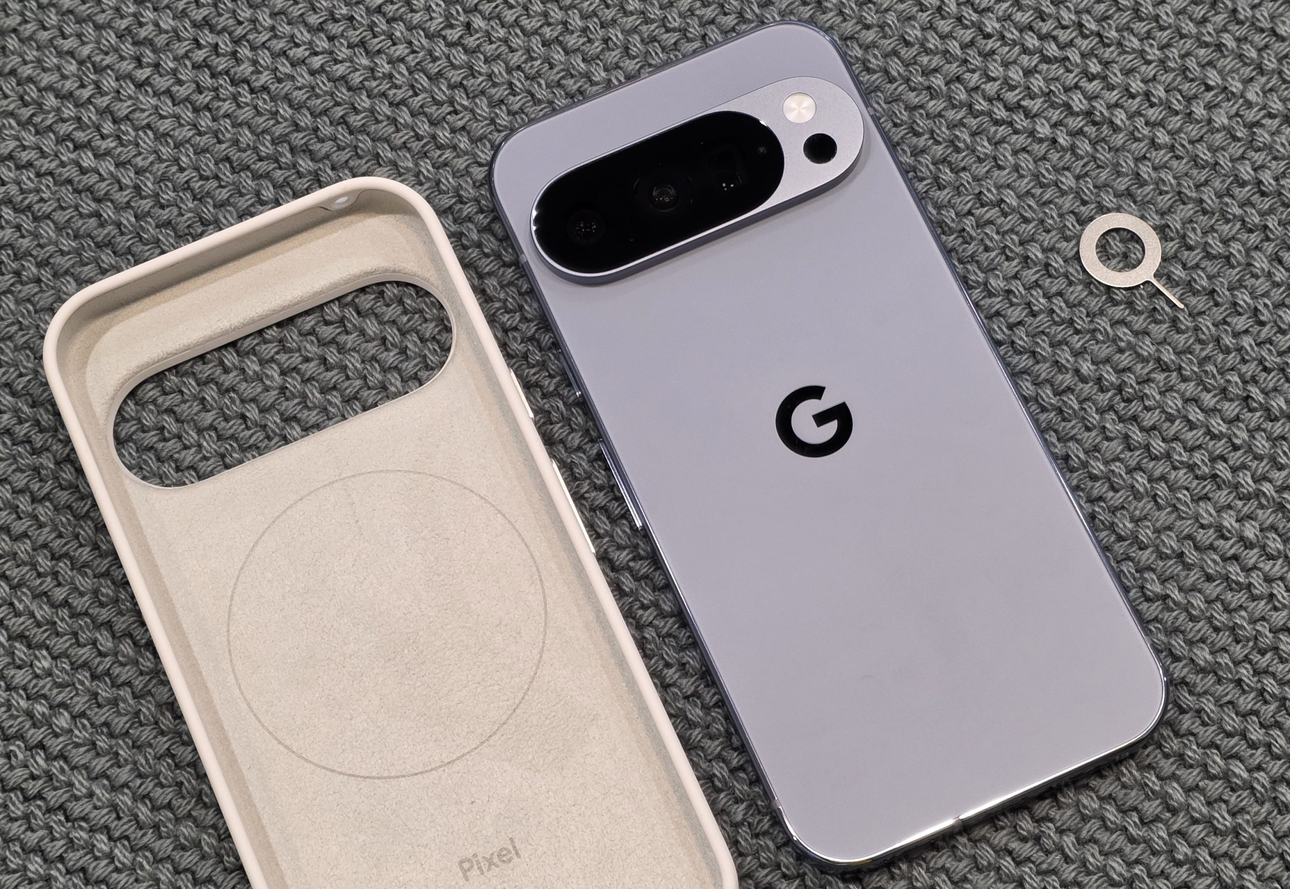 Suojakuori paljastaa Qi2-latauskerien sijainnin puhelimen rungossa.