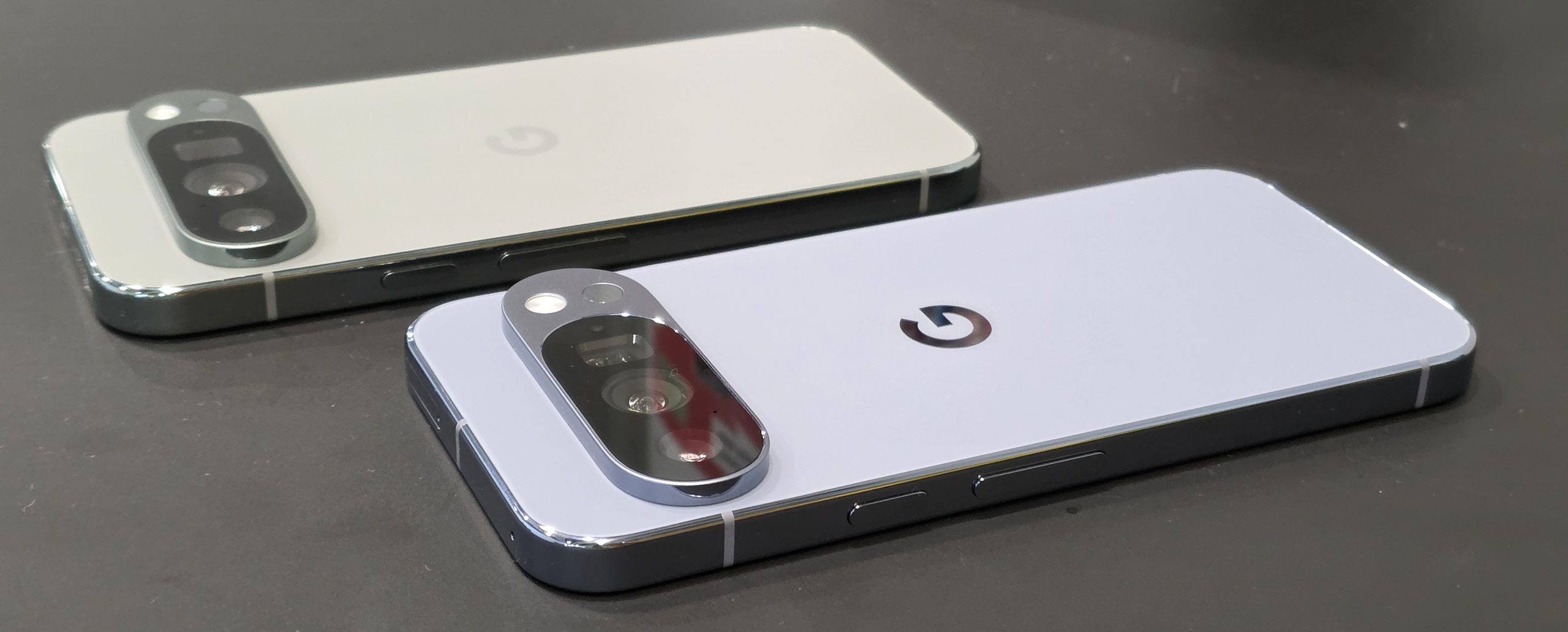 Etualalla Google Pixel 10 Pro, taustalla Pixel 9 Pro.