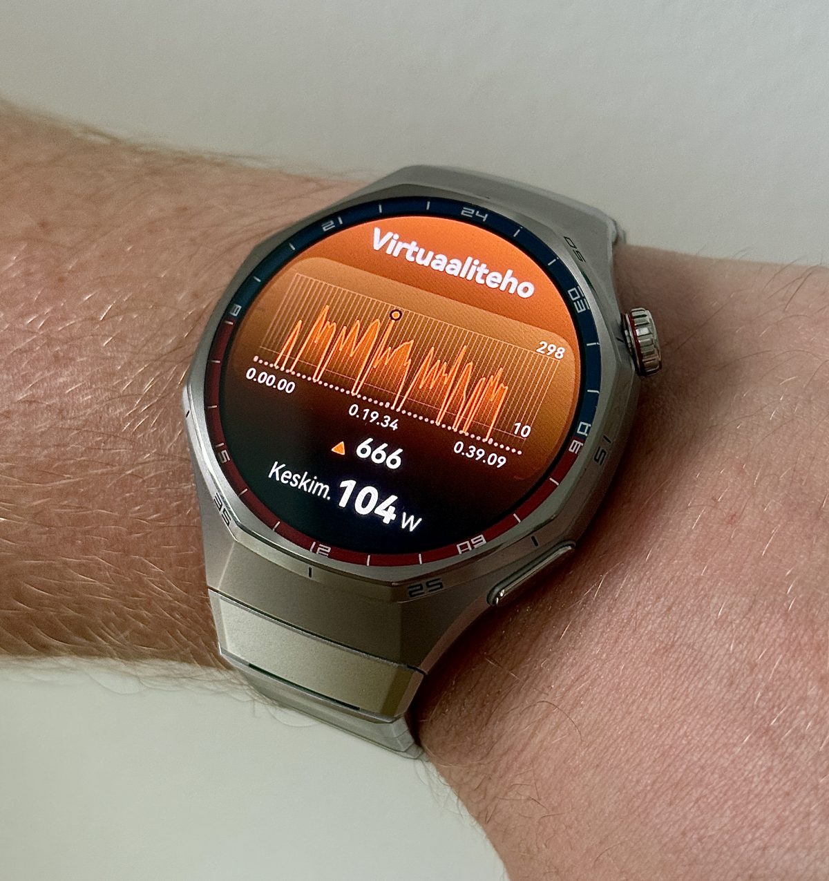Uutuutena Huawei Watch GT 6 Pro tarjoaa virtuaalisen pyöräilytehon määrityksen.