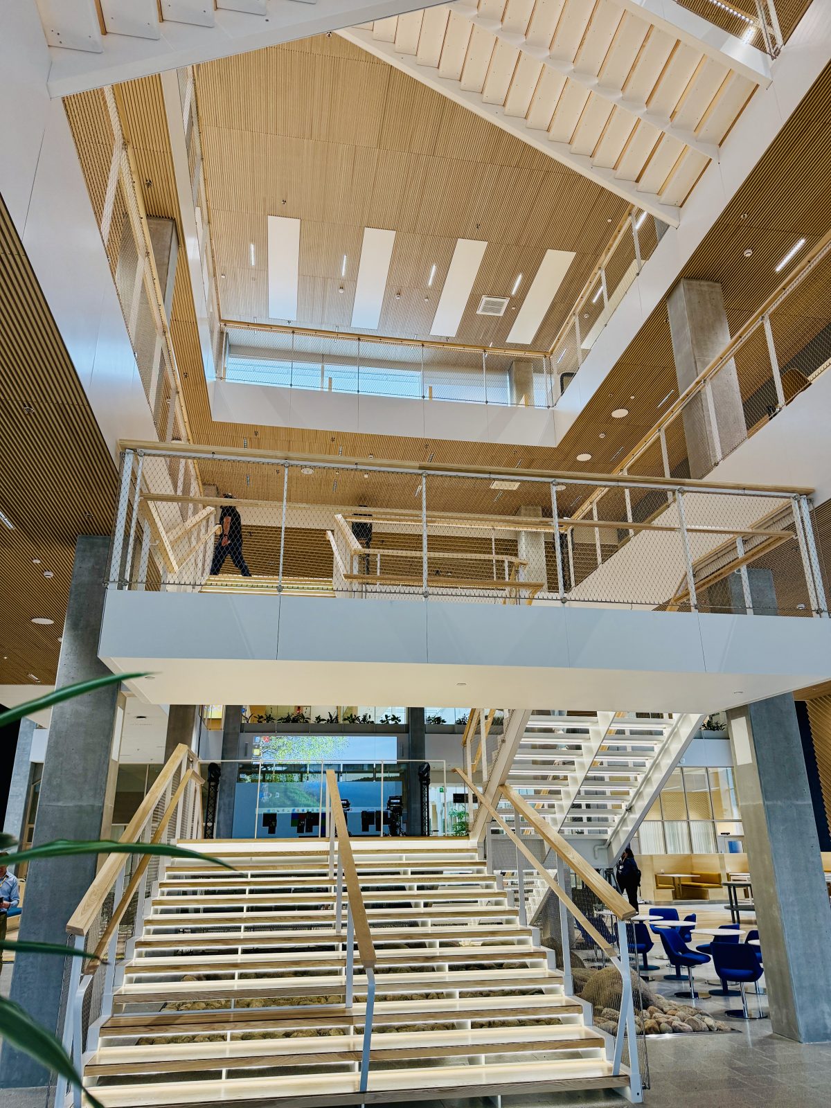 Nokian uuden kampuksen yhdeksänkerroksisen osan keskiössä on portaikko, jossa työntekijät kohtaavat toisiaan liikkuessaan päivän aikana.