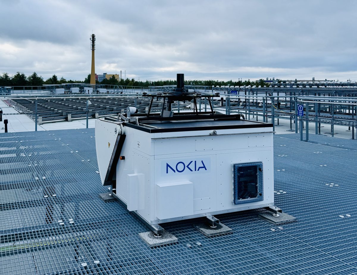 Nokian tilojen katolla sijaitseva drone-telakka.