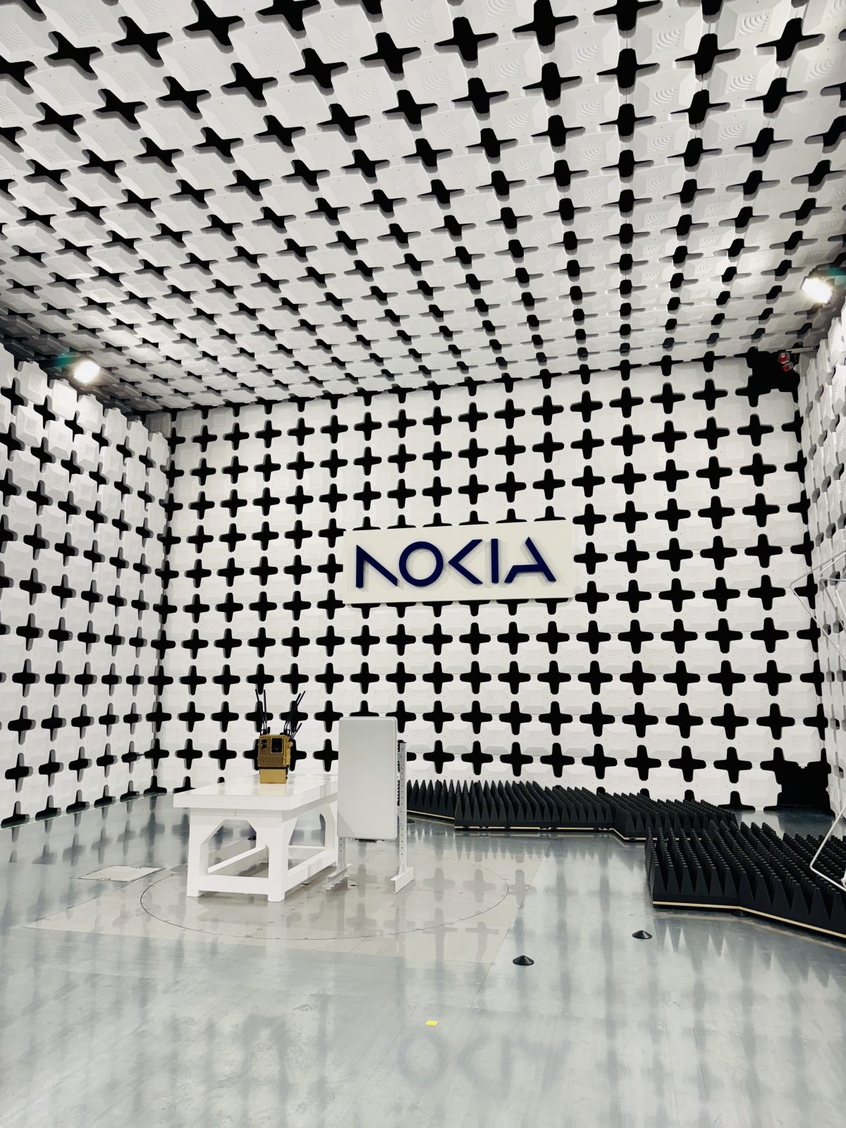 Nokian uusissa tiloissa sijaitsee aiempaa suurempi EMC-testikammio.