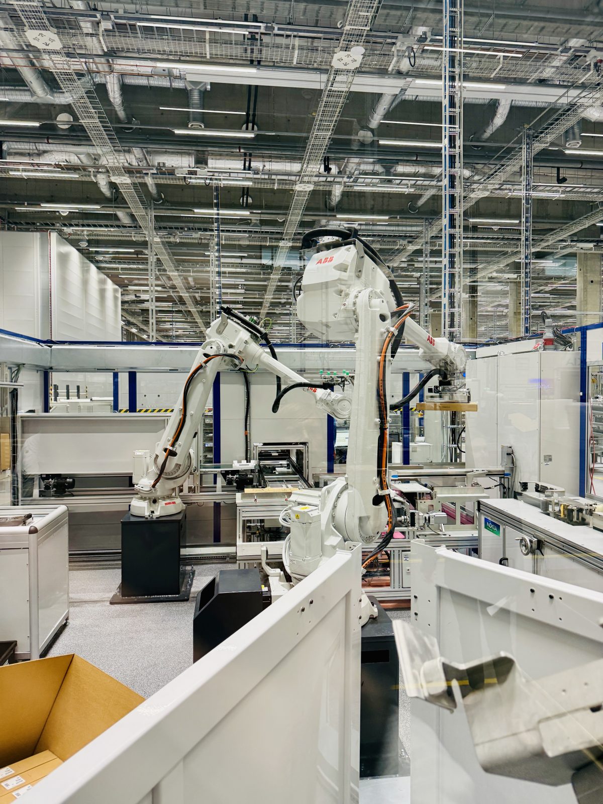 Robotit pakkaamassa valmistettuja tuotteita Nokian uudella tehtaalla Oulussa. Muuten tehdasta ei saanut kuvata.