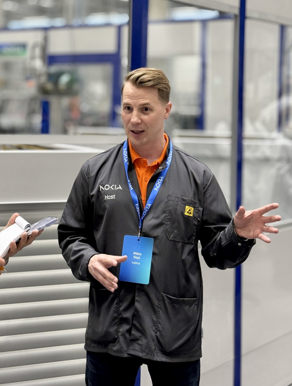 Nokia Oulun tehtaanjohtaja Mikko Nissi esittelemässä uusia tiloja.