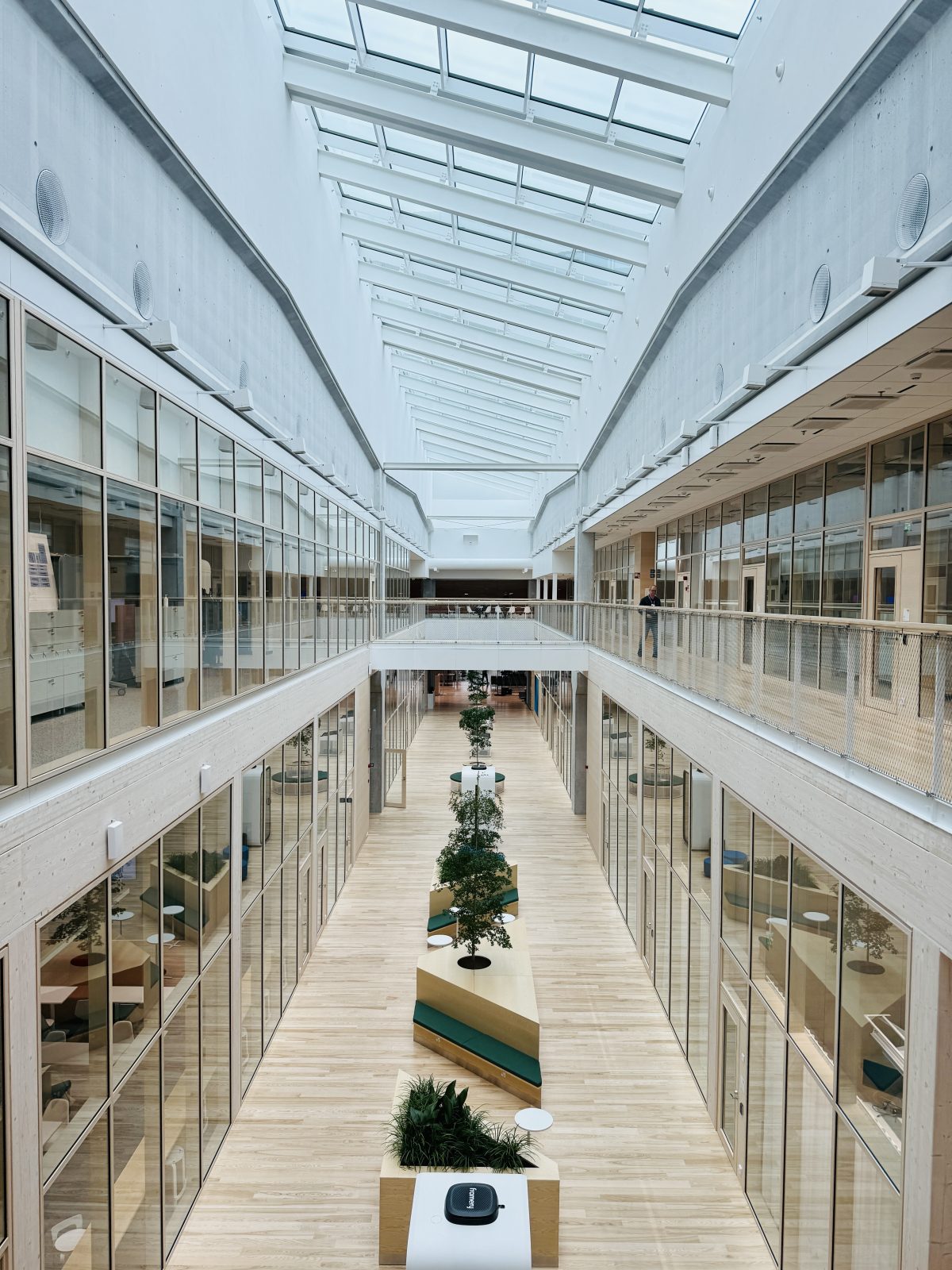 Nokian uudet tilat ovat valoisat. Sisustuksessa on hyödynnetty myös puuta.