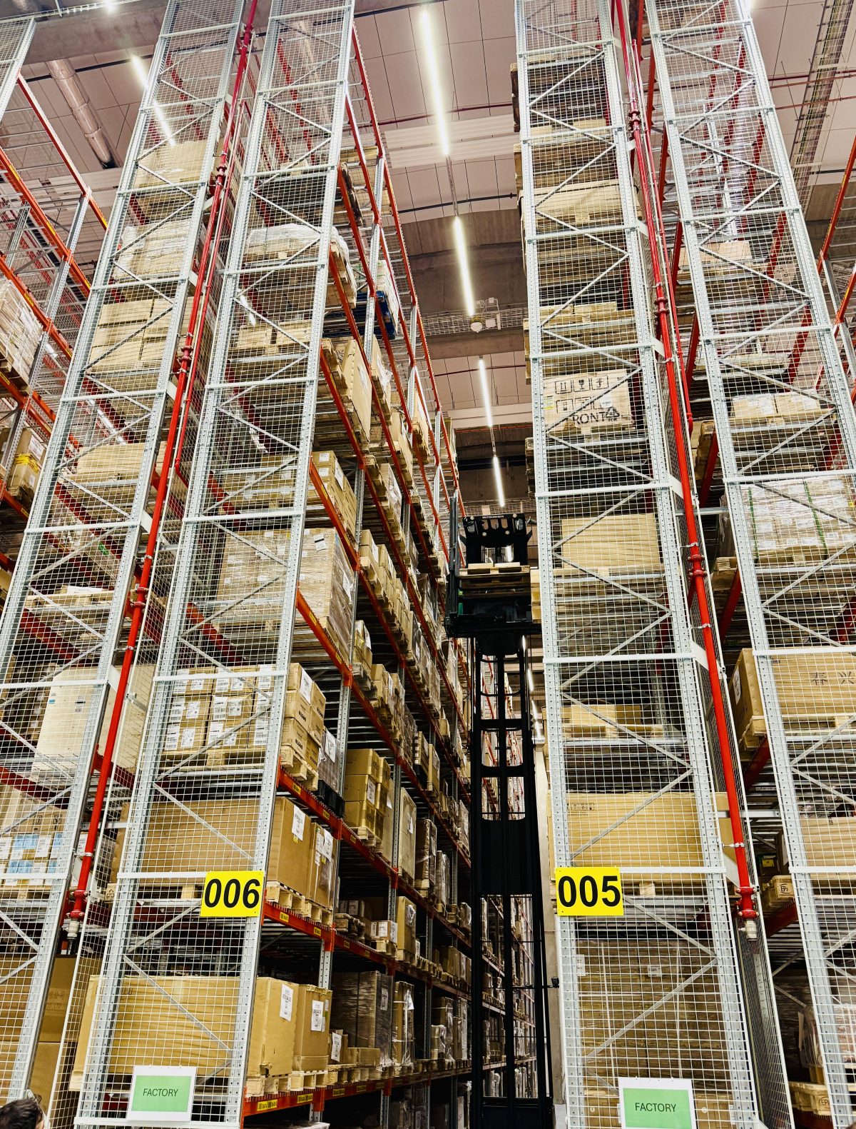 Tehtaan yhteydessä sijaitsee myös korkea varasto.