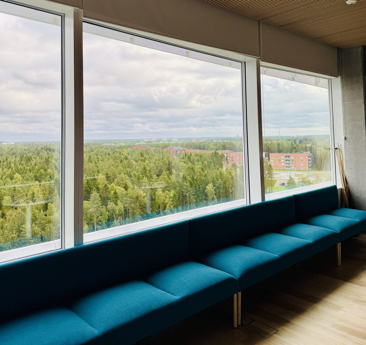 Nokian kampuksen korkeammista kerroksista avautuvat avarat metsä- ja merimaisemat.