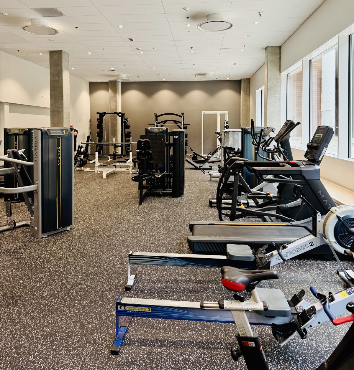 Työntekijöiden käytössä on myös valoisa kuntosali.