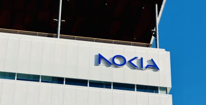 Nokian logo uuden Oulun-kampuksen seinässä.