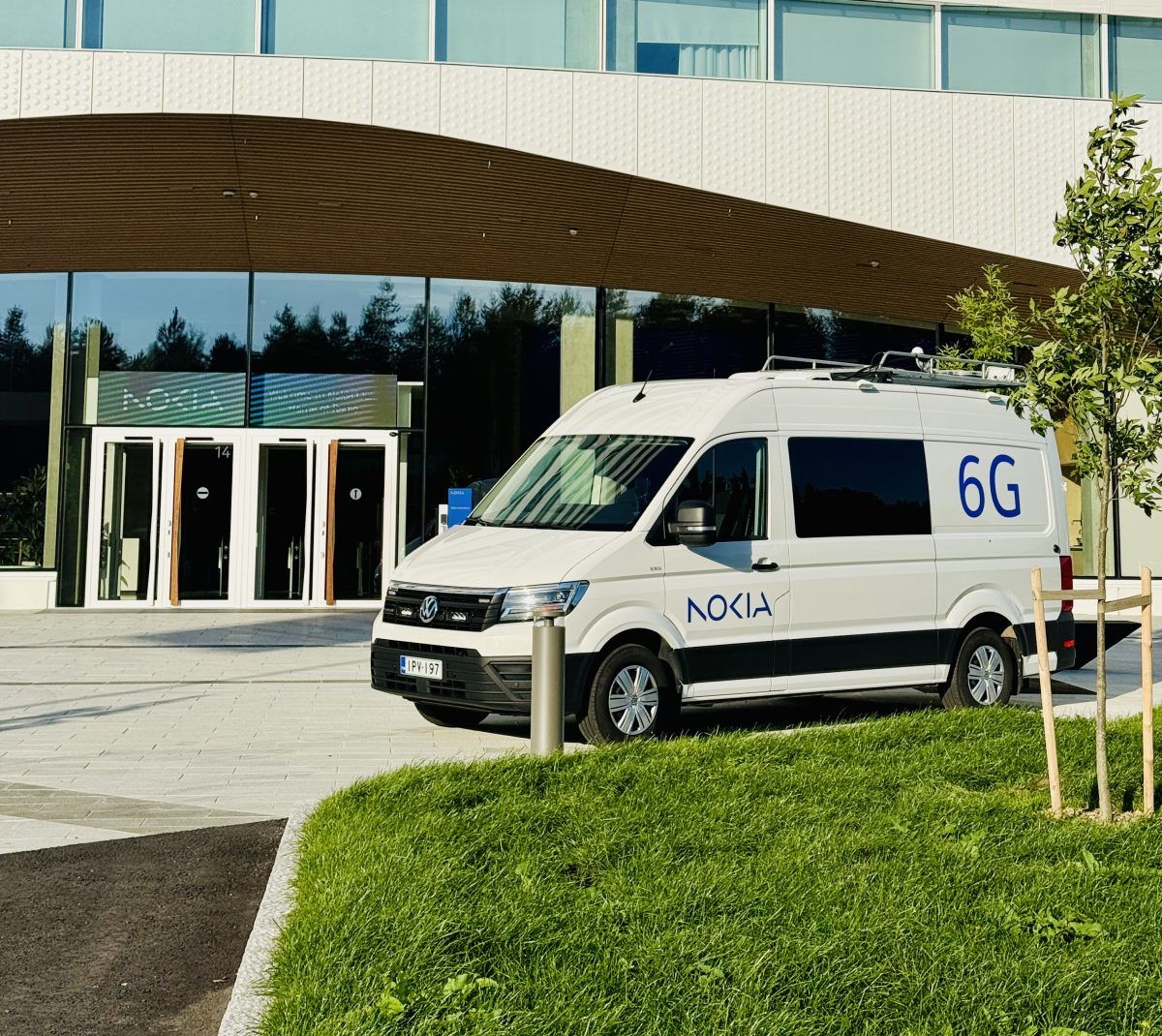 Jo 6G-verkkojen kehityksessä ja testauksessa käytettävä ajoneuvo pysäköitynä Nokian Oulun kampuksen pääsisäänkäynnin eteen.