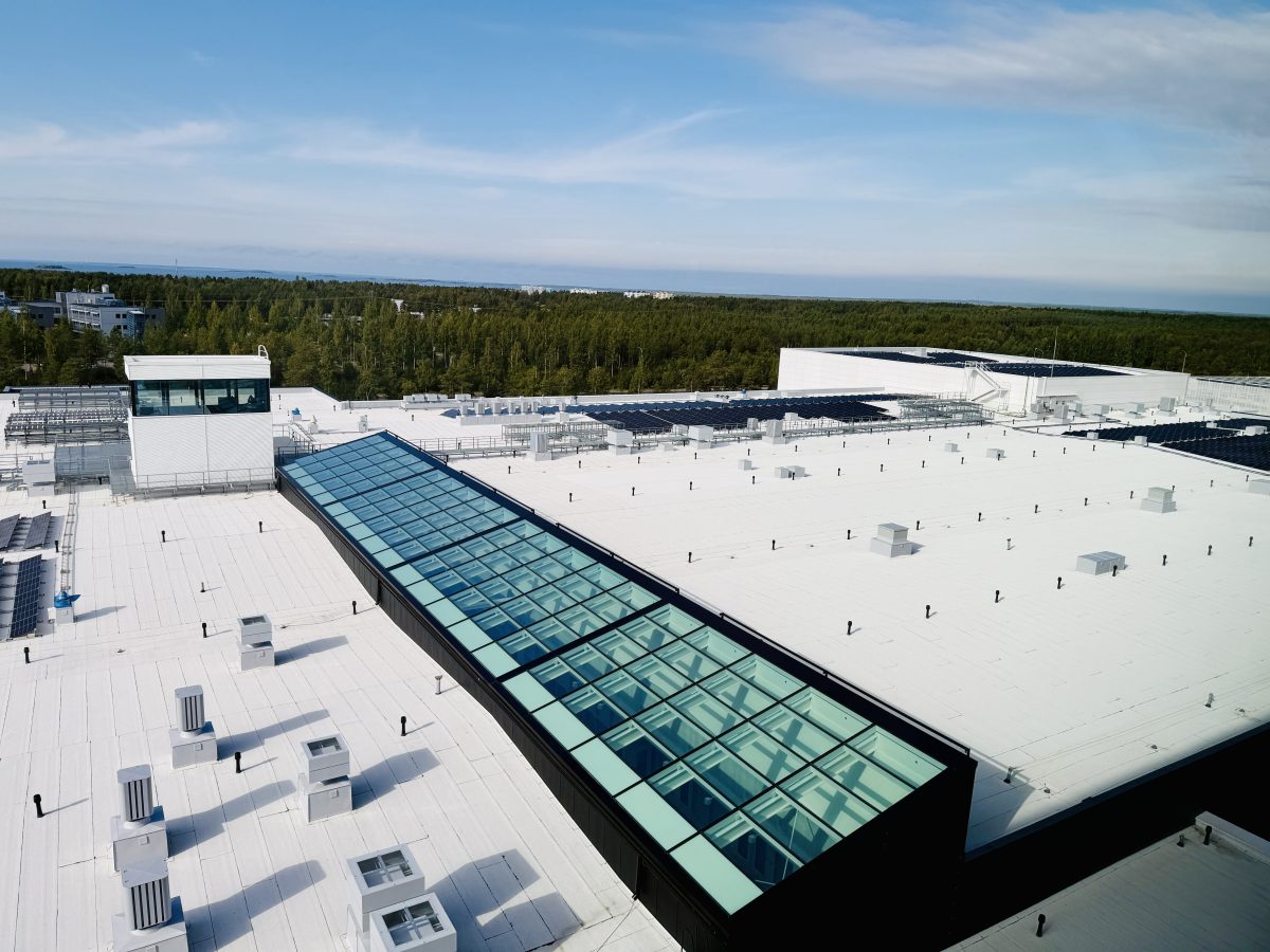 Nokian uusien tilojen kattoa. Katolta löytyy aurinkopaneeleja sekä vasemmassa laidassa kuvassa näkyvä drone-lentokeskus.