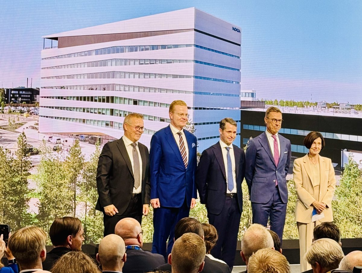 Avajaisissa lavalla oikealta vasemmalle Nokian hallituksen puheenjohtaja Sari Baldauf, tasavallan presidentti Alexander Stubb, Nokian toimitusjohtaja Justin Hotard, Matkapuhelinverkot-liiketoimintaryhmän johtaja Tommi Uitto ja Oulun keskuksen johtaja Jarkko Pyykkönen.