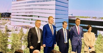 Avajaisissa lavalla oikealta vasemmalle Nokian hallituksen puheenjohtaja Sari Baldauf, tasavallan presidentti Alexander Stubb, Nokian toimitusjohtaja Justin Hotard, Matkapuhelinverkot-liiketoimintaryhmän johtaja Tommi Uitto ja Oulun keskuksen johtaja Jarkko Pyykkönen.