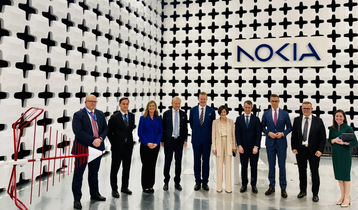 Ryhmäkuva Nokian Oulun kampuksen sisältämästä entistä suuremmasta EMC-testikammiosta. Kuvassa vasemmalta oikealle: Nokian geopolitiikan ja yhteiskuntasuhteiden johtaja Mikko Hautala, Teknologia-liiketoimintaryhmän johtaja Patrik Hammarén, viestintä- ja markkinointijohtaja Louise Fisk, edellinen toimitusjohtaja Pekka Lundmark, Matkapuhelinverkot-liiketoimintaryhmän johtaja Tommi Uitto, hallituksen puheenjohtaja Sari Baldauf, toimitusjohtaja Justin Hotard, tasavallan presidentti Alexander Stubb, Oulun keskuksen johtaja Jarkko Pyykkönen ja toimitusjohtajan kansliapäällikkö Victoria Hanrahan.