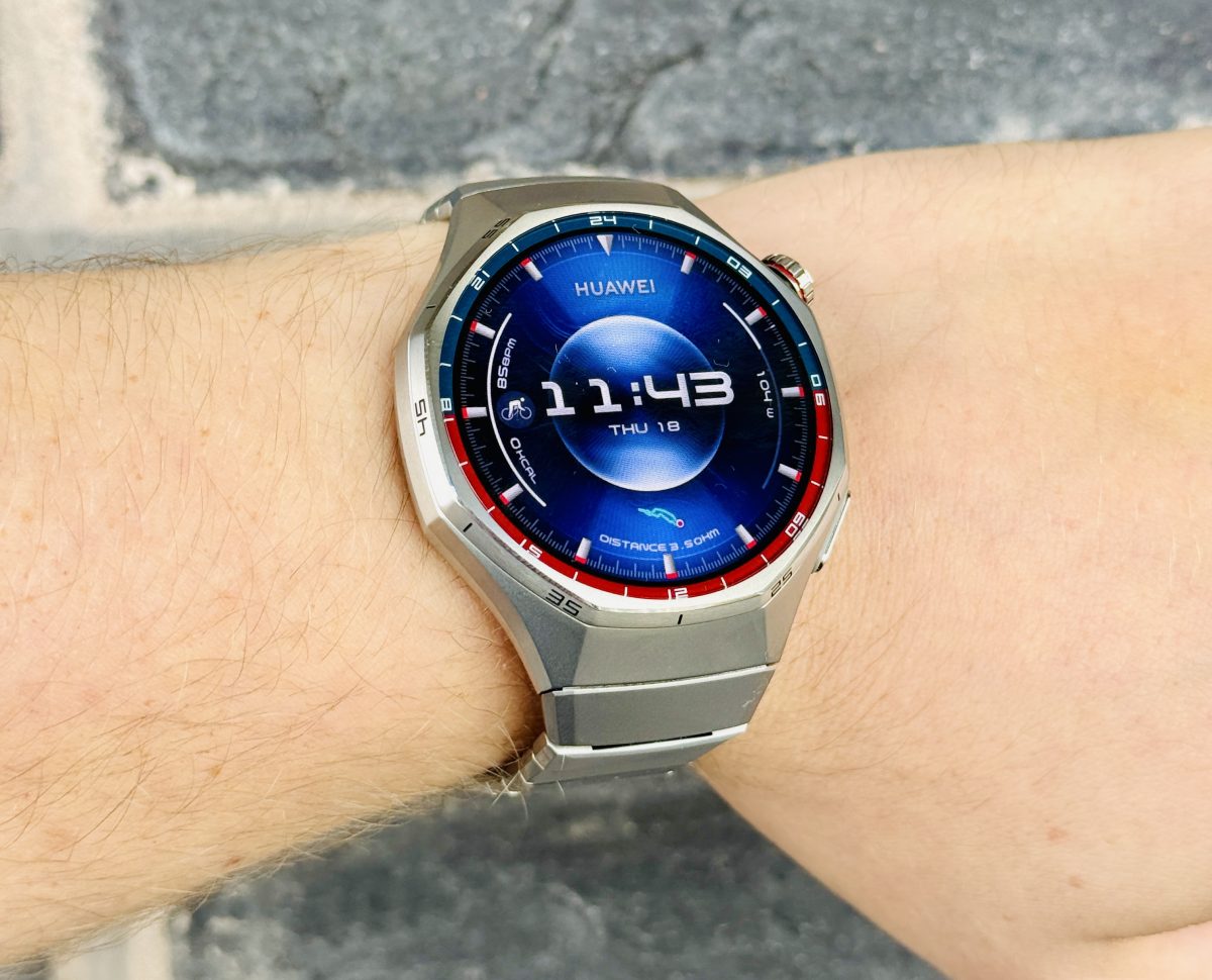 Huawei Watch GT 6 Pro titaanirungolla ja -rannekkeella tuntuu todella laadukkaalta älykellolta. Myös näyttö tukee vaikutelmaa.