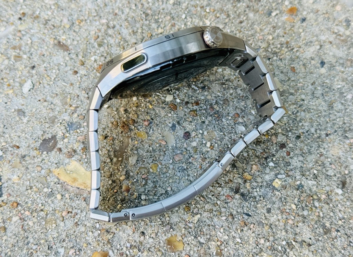 Titaaniranneke on onnistunut, eikä liian teräväreunainen.