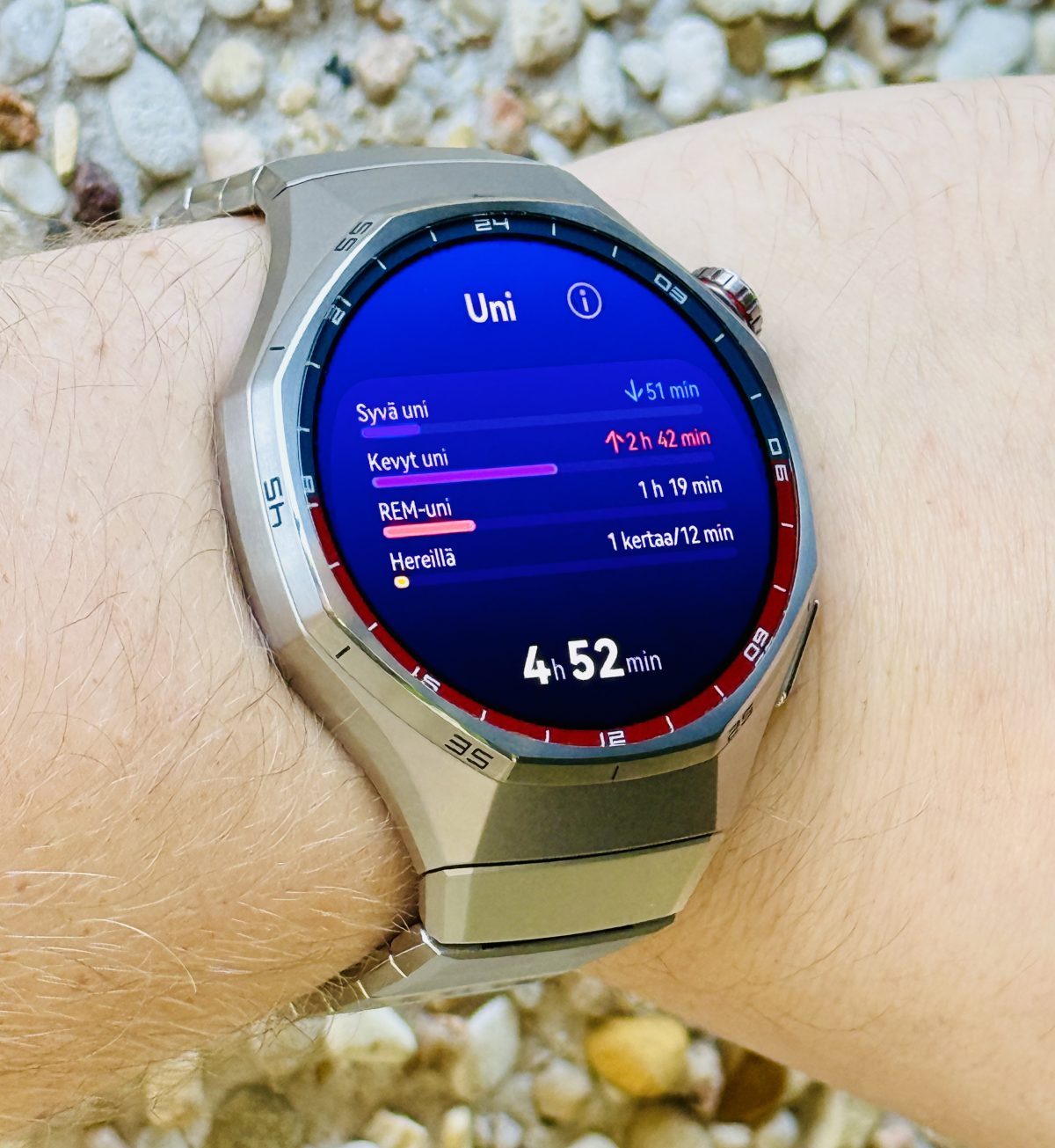 Uniseuranta kertoo unen eri vaiheista ja pisteyttää unen laadun. Reissussa unet jäävät välillä lyhyeksi, minkä kello paljastaa armotta.