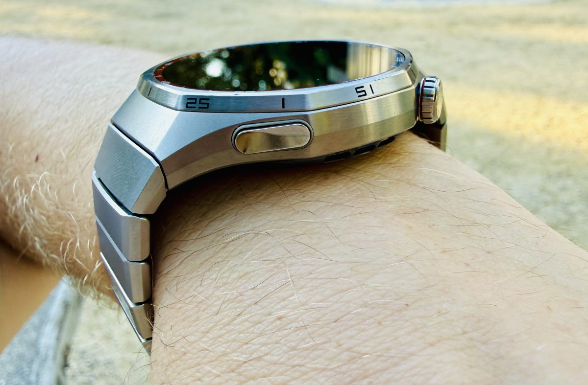 Huawei Watch GT 6 Pro istuu mukavasti ranteeseen.