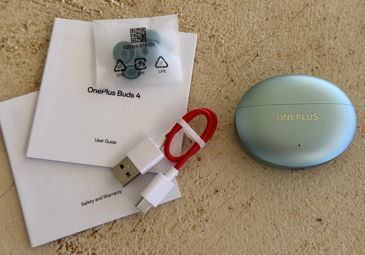 OnePlus Buds 4:n myyntipakkauksen sisältö.
