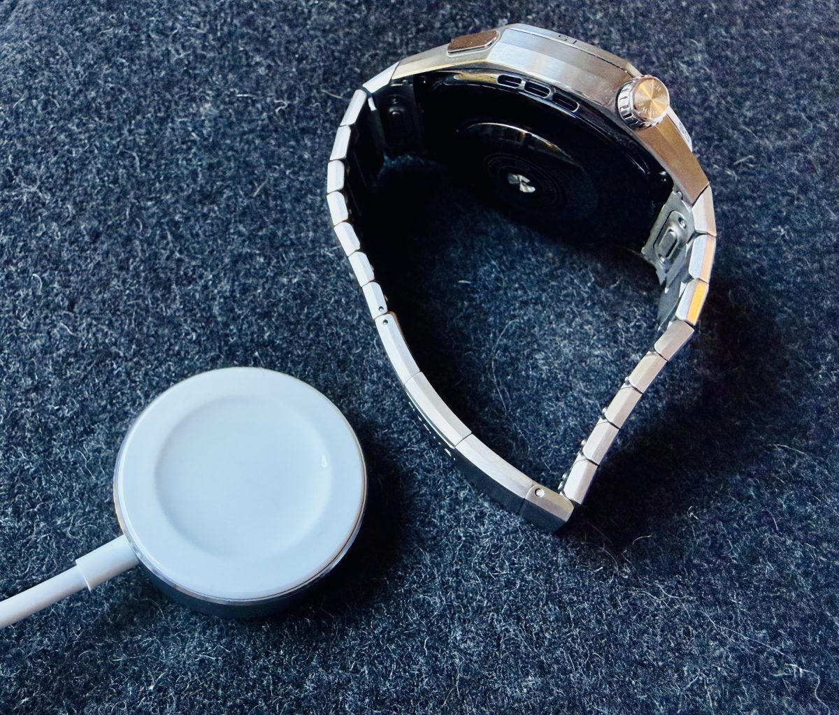 Huawei Watch GT 6 Pro tukee langatonta latausta, eikä kellon pohjassa ei ole erillisiä latauspinnejä. Mukana toimitettava latauskiekko metallisella rungolla on laadukkaan tuntuinen.