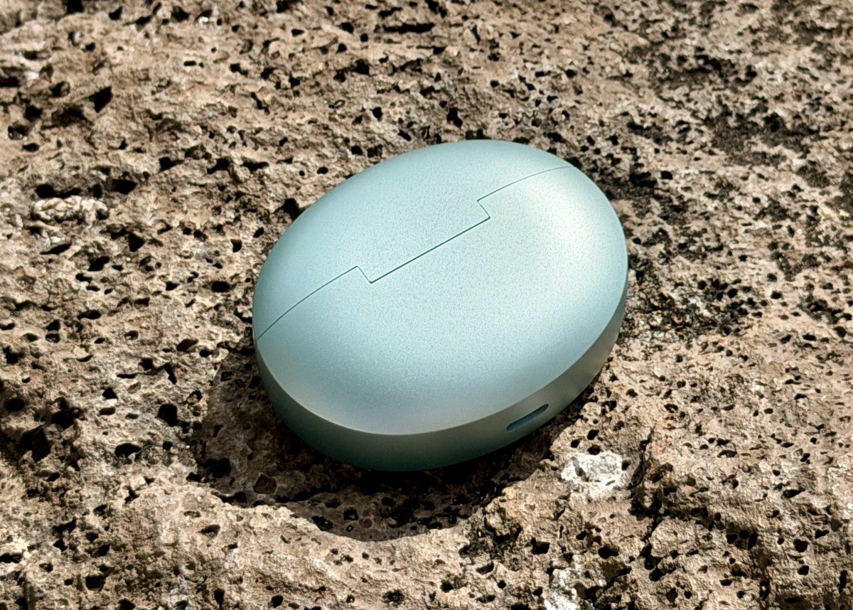 OnePlus Buds 4 -latauskotelo jättää aavistuksen liikaa muovisen vaikutelman.