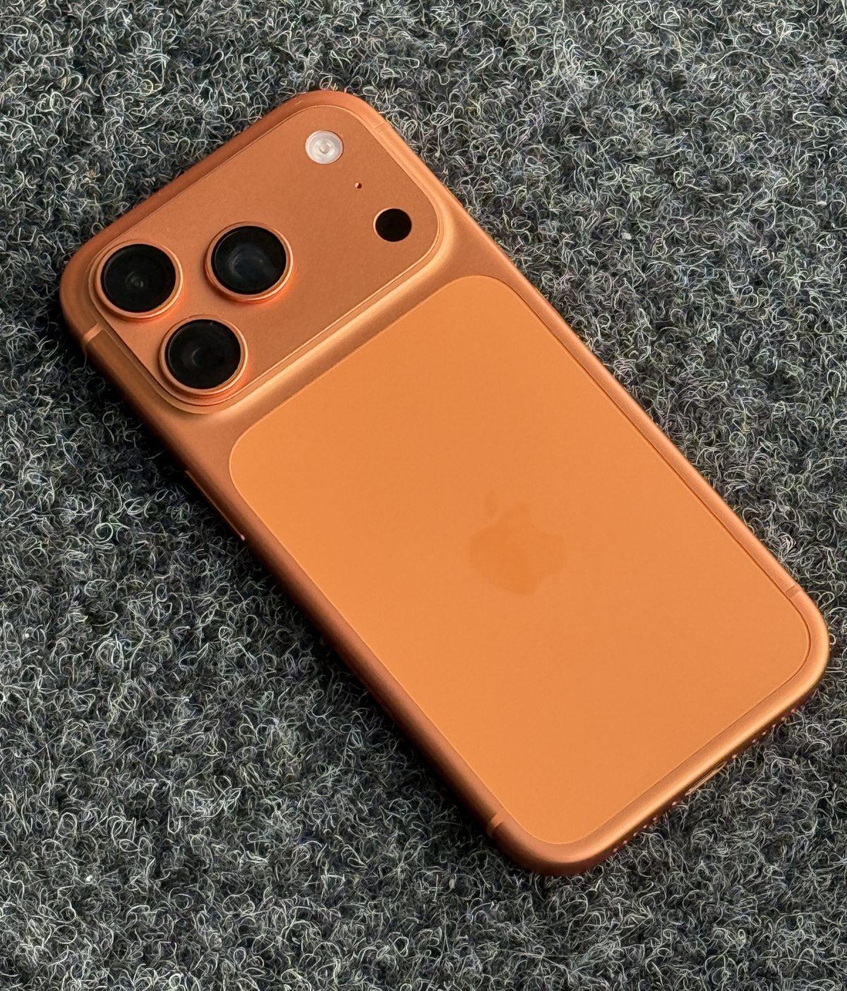 iPhone 17 Pro -puhelinten oranssi väri on erottuva. Vielä paremmalta värivaihtoehto olisi voinut näyttää, jos takalasi ei tietyllä tavalla valoa heijastaessa näyttäisi niin vaalealta.