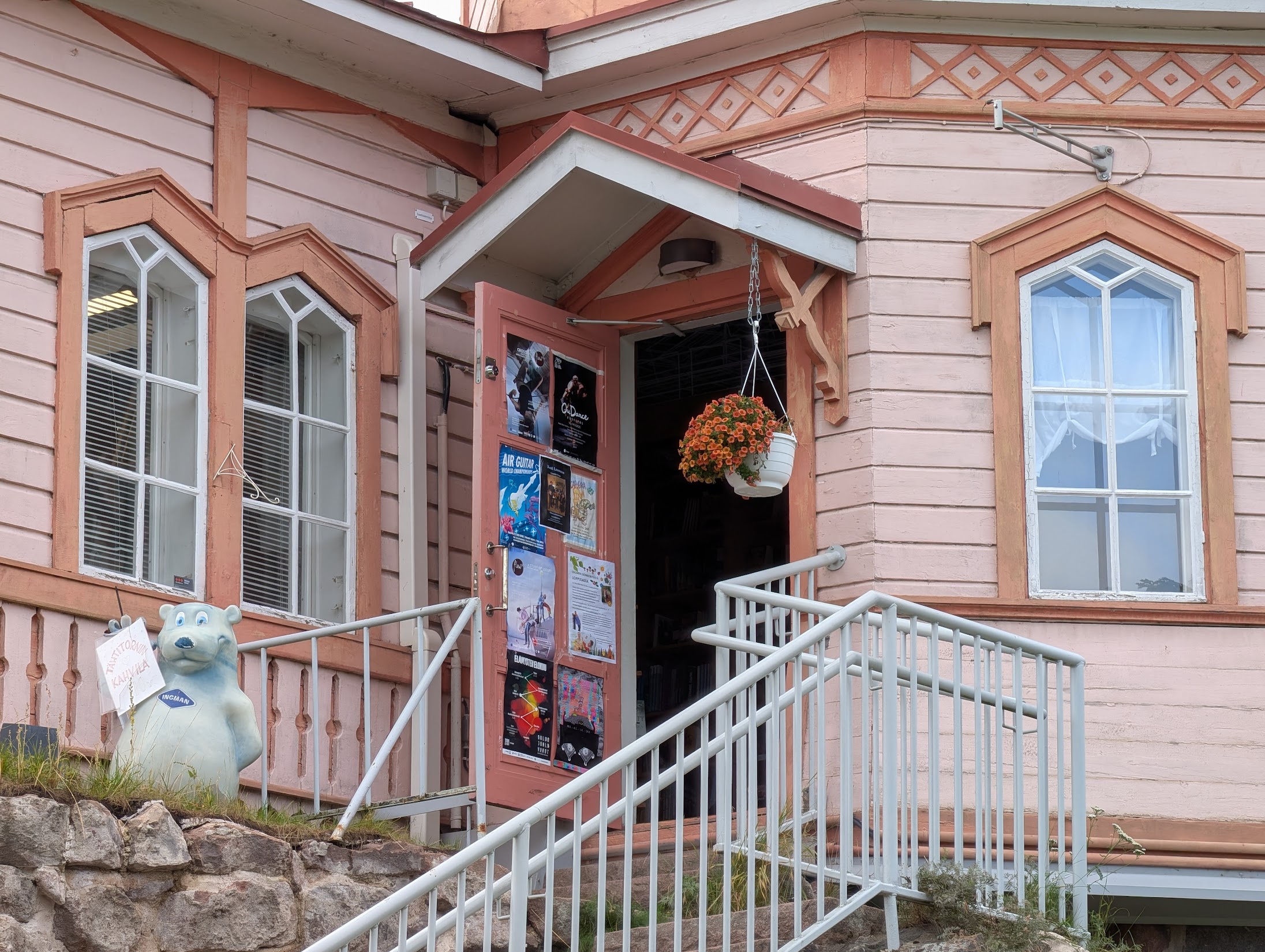 Telekamera, 5x optinen zoom.