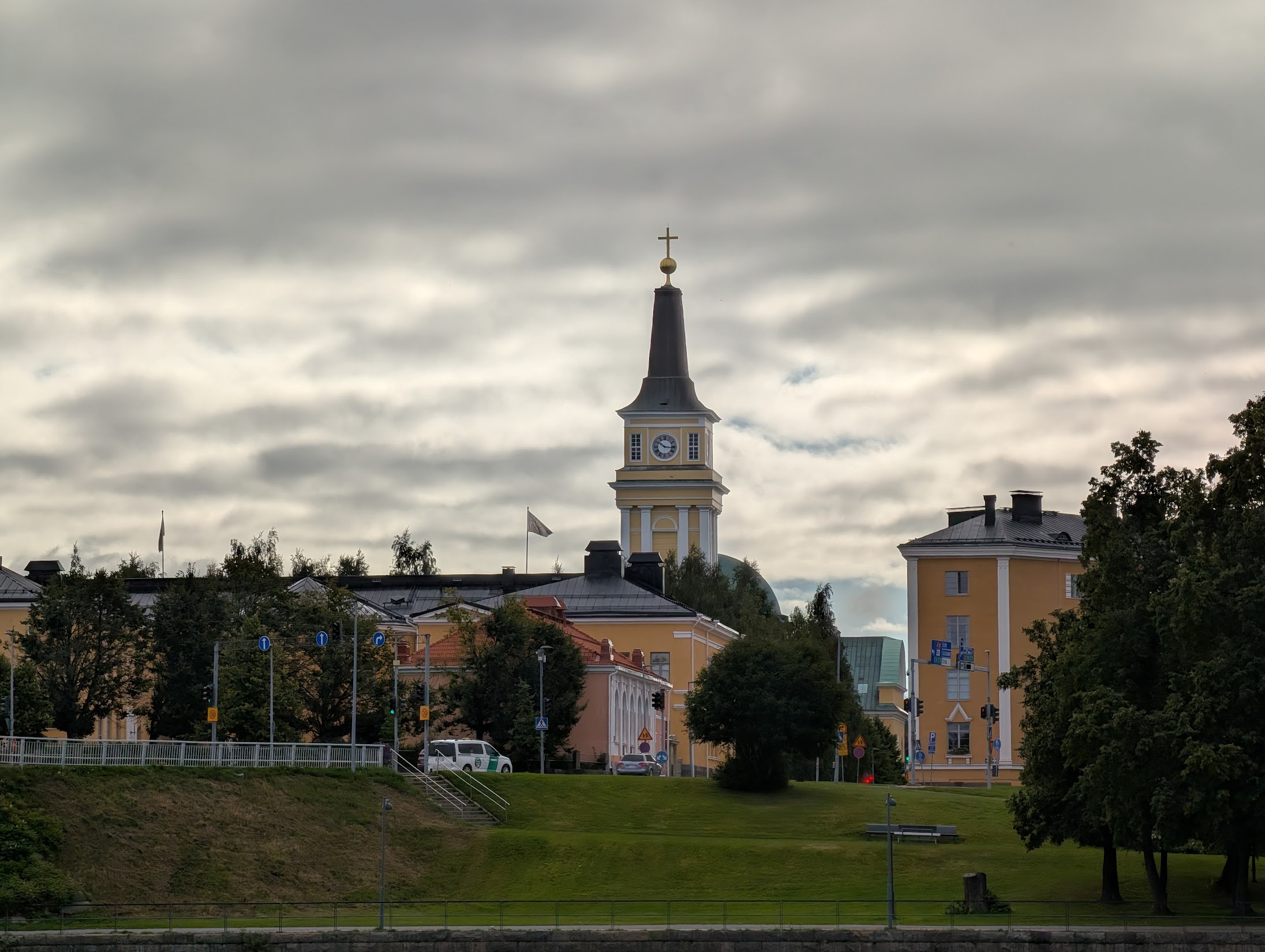 Telekamera, 5x optinen zoom.