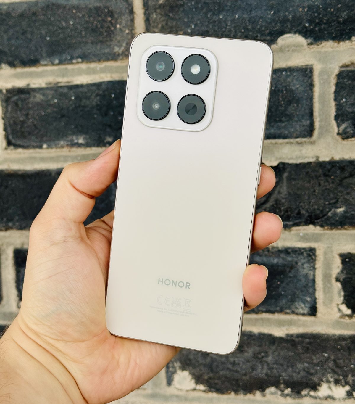 Honor 400 Smart 5G on tehty kestämään kovassakin käytössä.