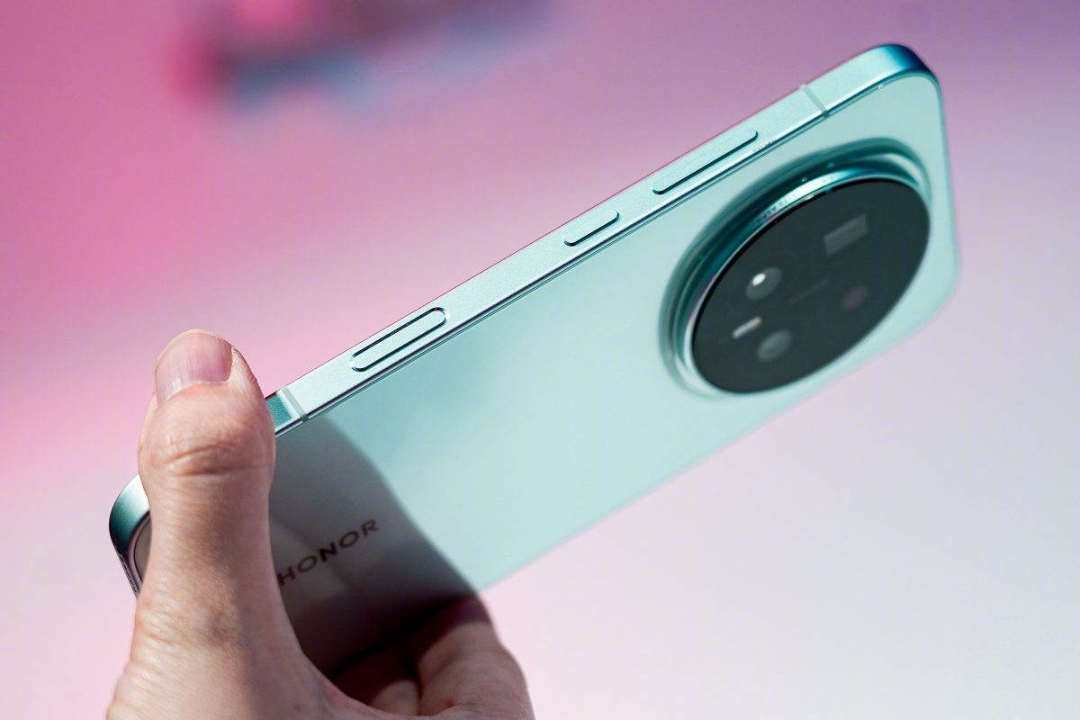 Honor Magic8 on sivuiltaan tasainen.