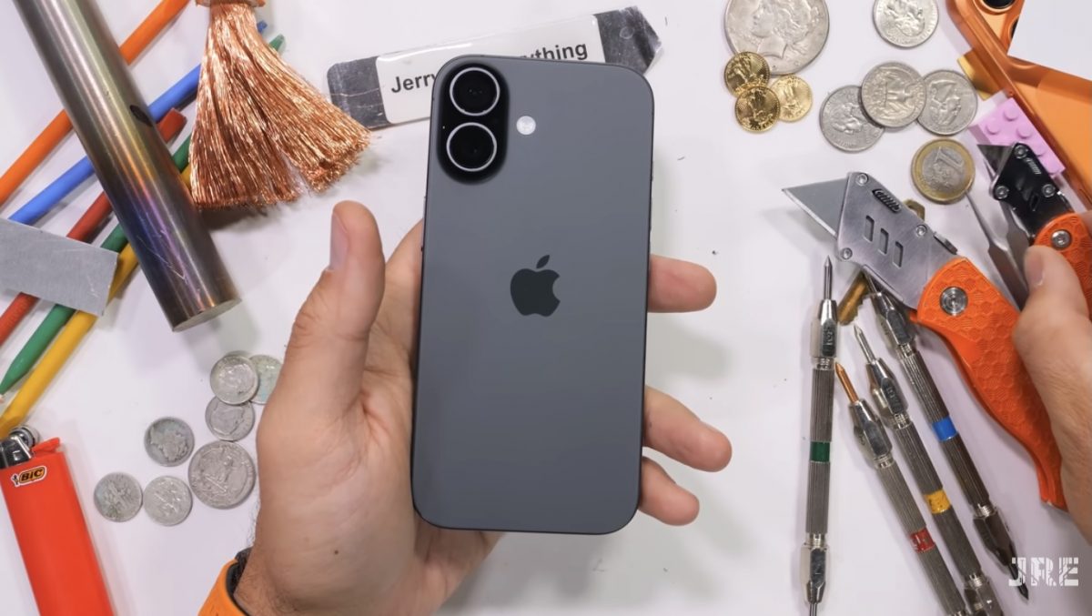 iPhone 17 JerryRigEverythingin videolla.