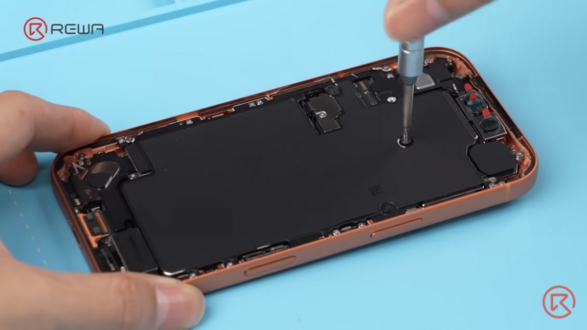 iPhone 17 Pro purettavana REWA Technologyn videolla.
