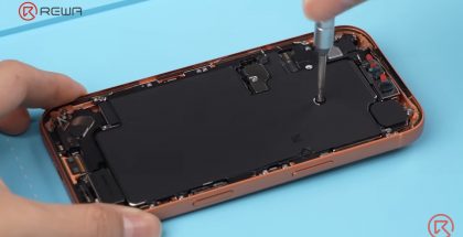 iPhone 17 Pro purettavana REWA Technologyn videolla.
