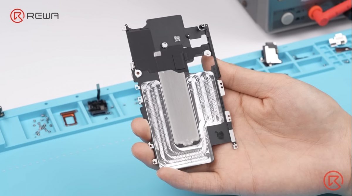 iPhone 17 Pron höyrykammio. Kuvankaappaus REWA Technologyn videolta.