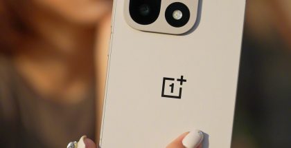 OnePlus 15 esillä uudessa kuvassa.