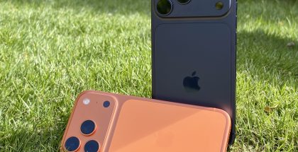 Kuvassa iPhone 17 Pro ja iPhone 17 Pro Max, joissa on kolme 48 megapikselin takakameraa.