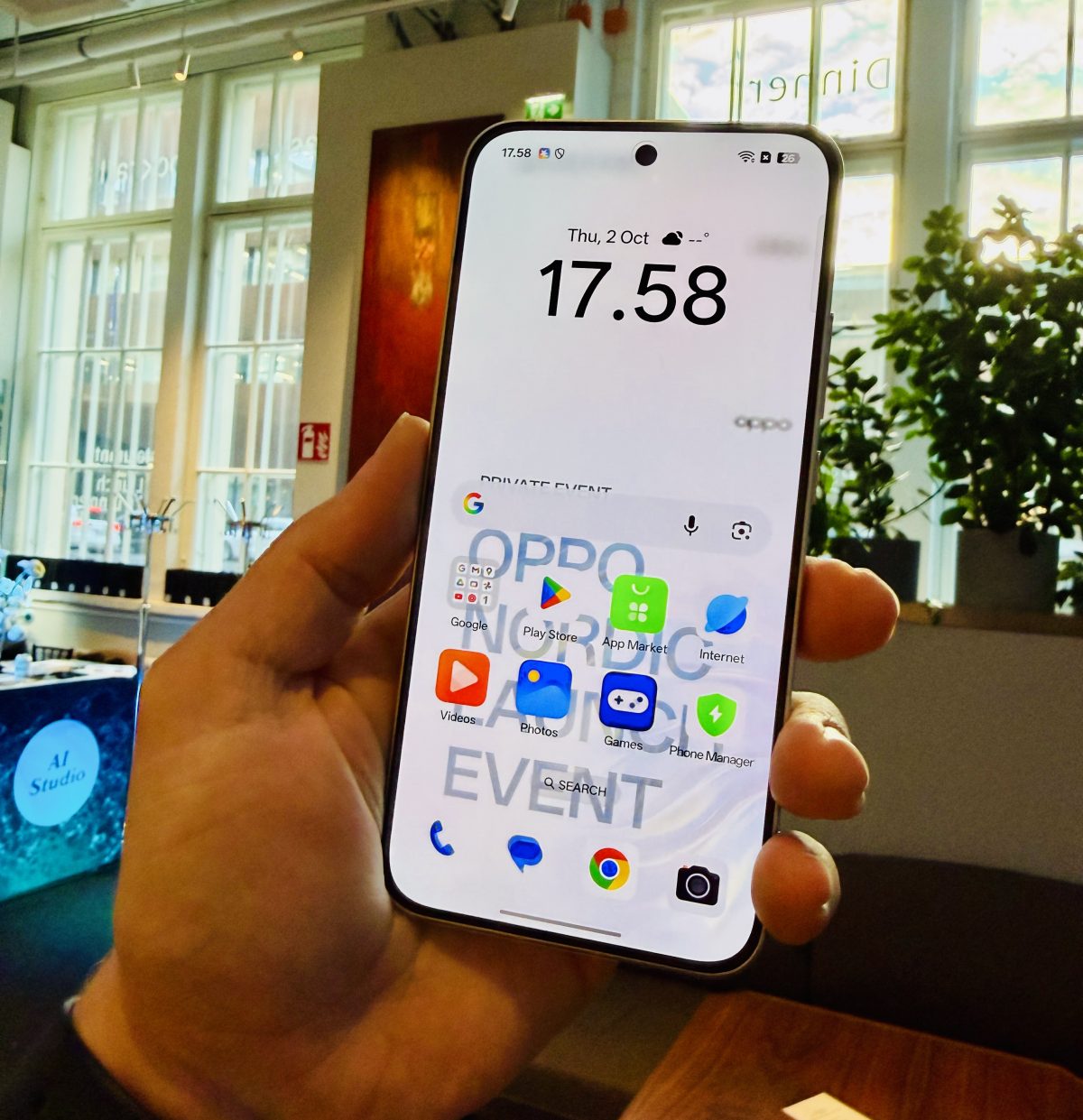 Kuvassa Oppo Reno14 5G.