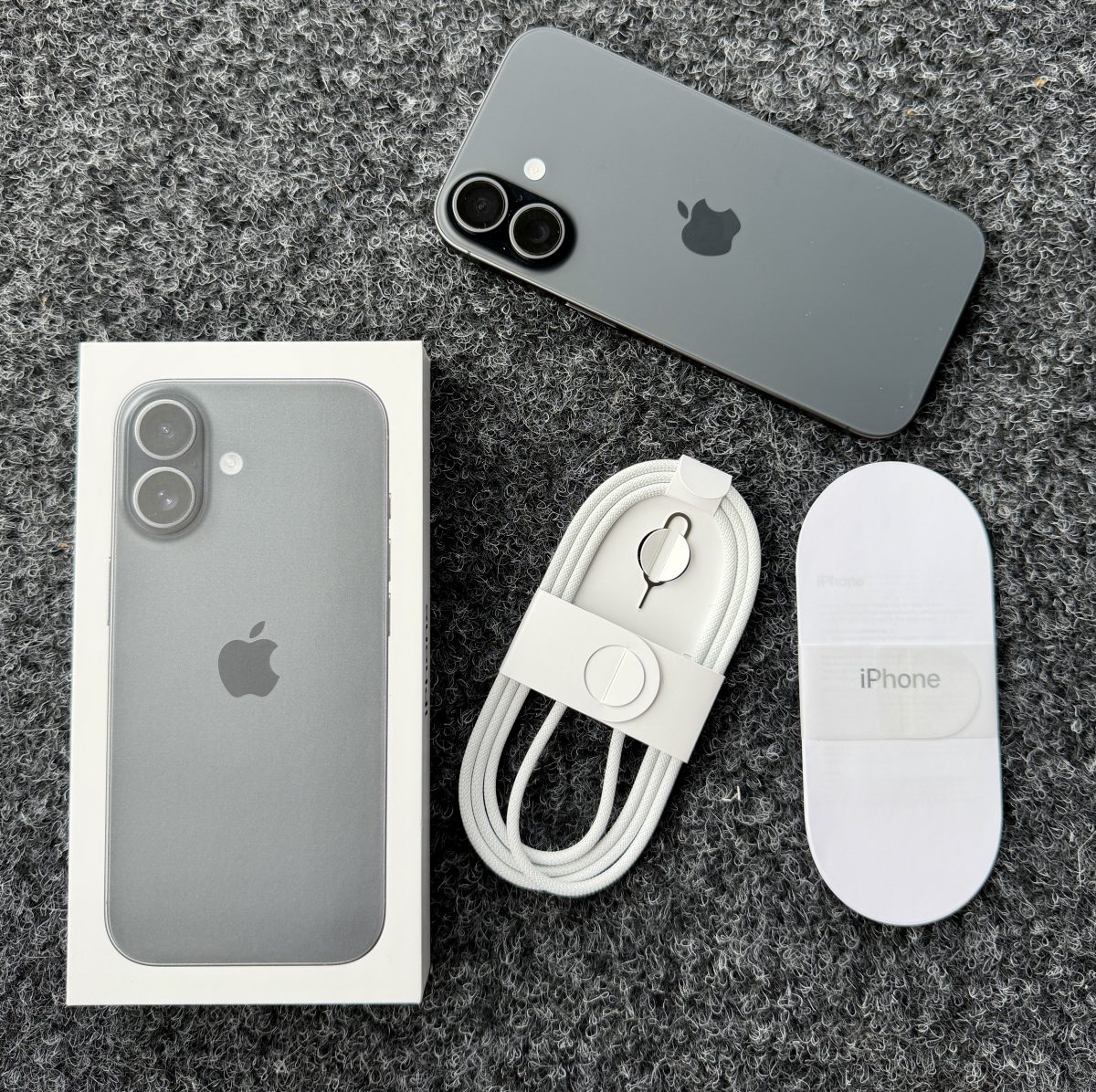 iPhone 17:n myyntipakkaus ei sisällä paljoa ylimääräistä.