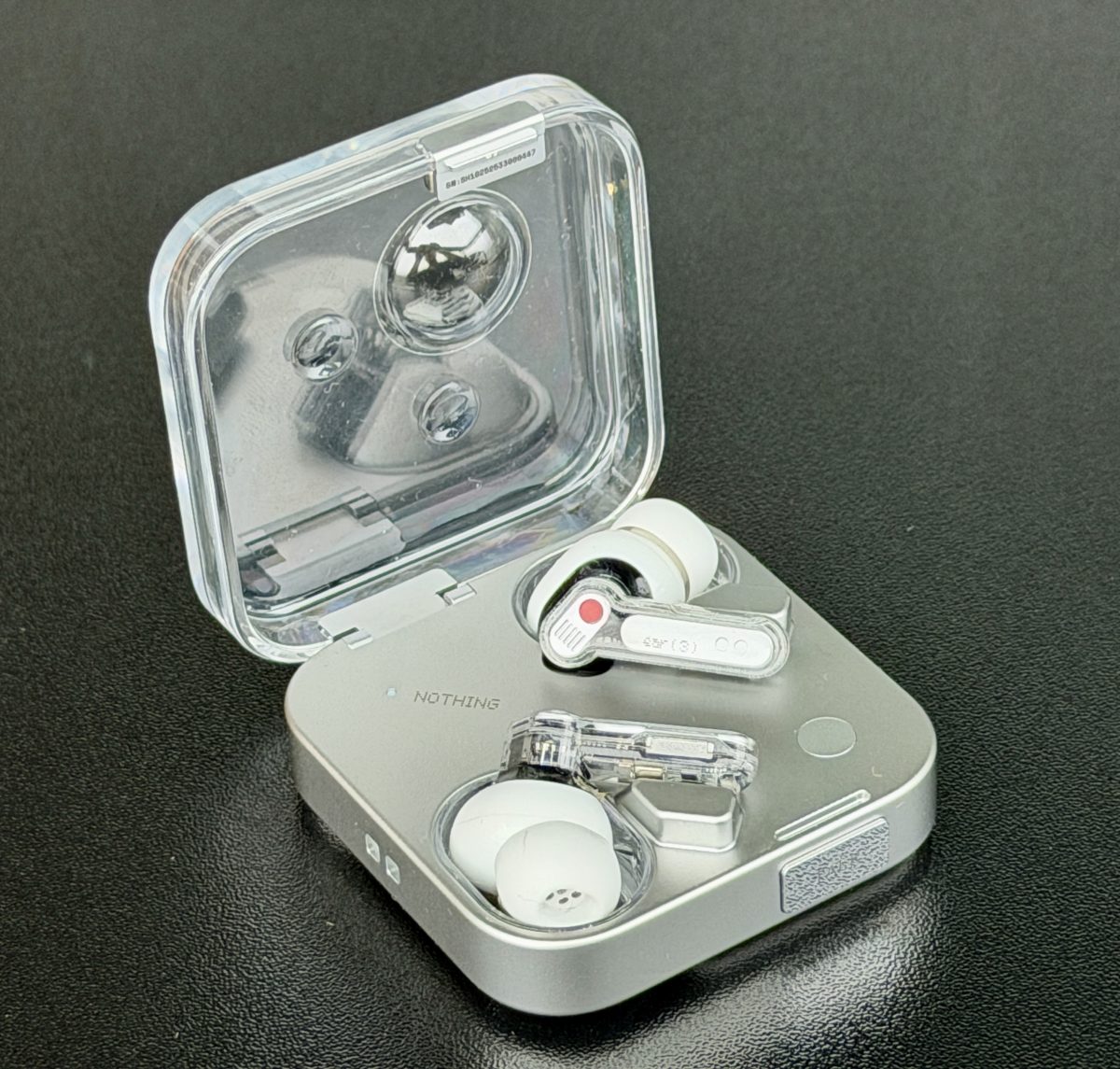 Nothing Ear (3) -kuulokkeet ja -kotelo jatkavat tuttua tyyliä. Kotelon keskiosa on nyt alumiinia.