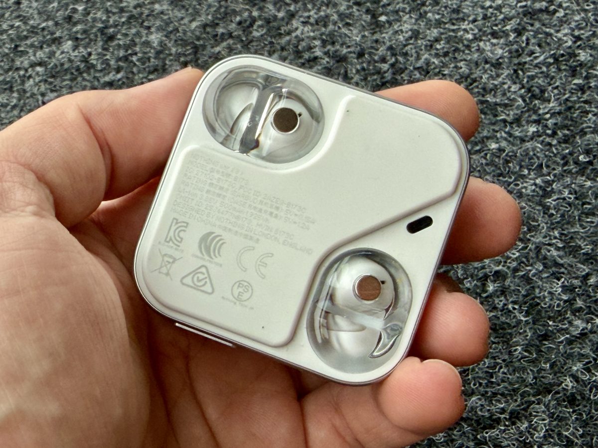 Pohja Nothing Ear (3) -kotelossa on yhä muovia.