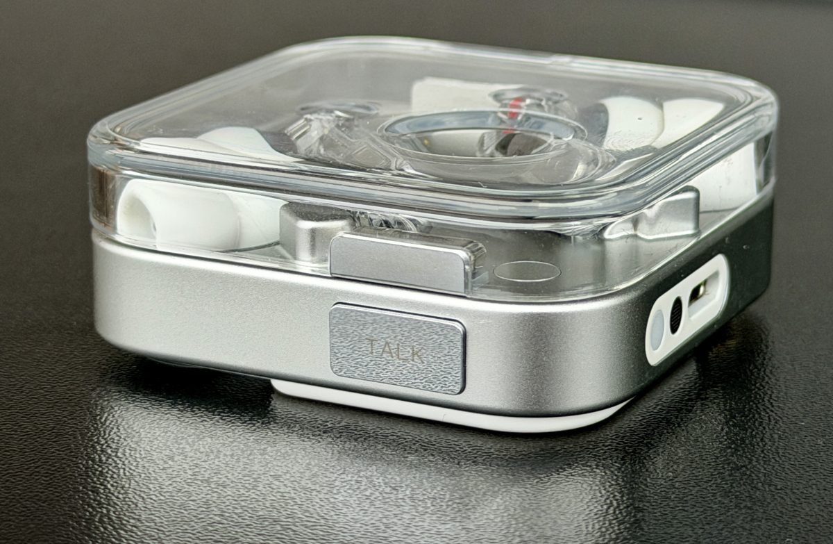 Nothing Ear (3) -kotelossa on Talk-painike Super Micin käyttämiseksi.