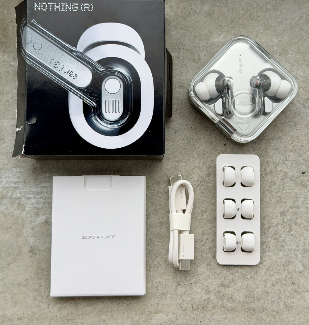 Nothing Ear (3):n myyntipakkauksen sisältö.